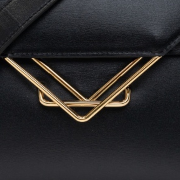 Bottega Veneta Black 'The Clip' Shoulder Bag - Picture 2 of 12